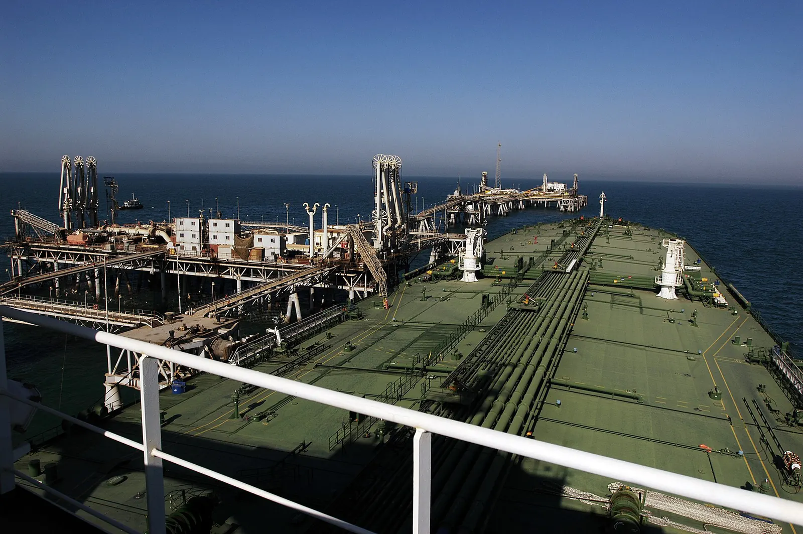 Палуба нефтяного танкера у терминала в Персидском заливе