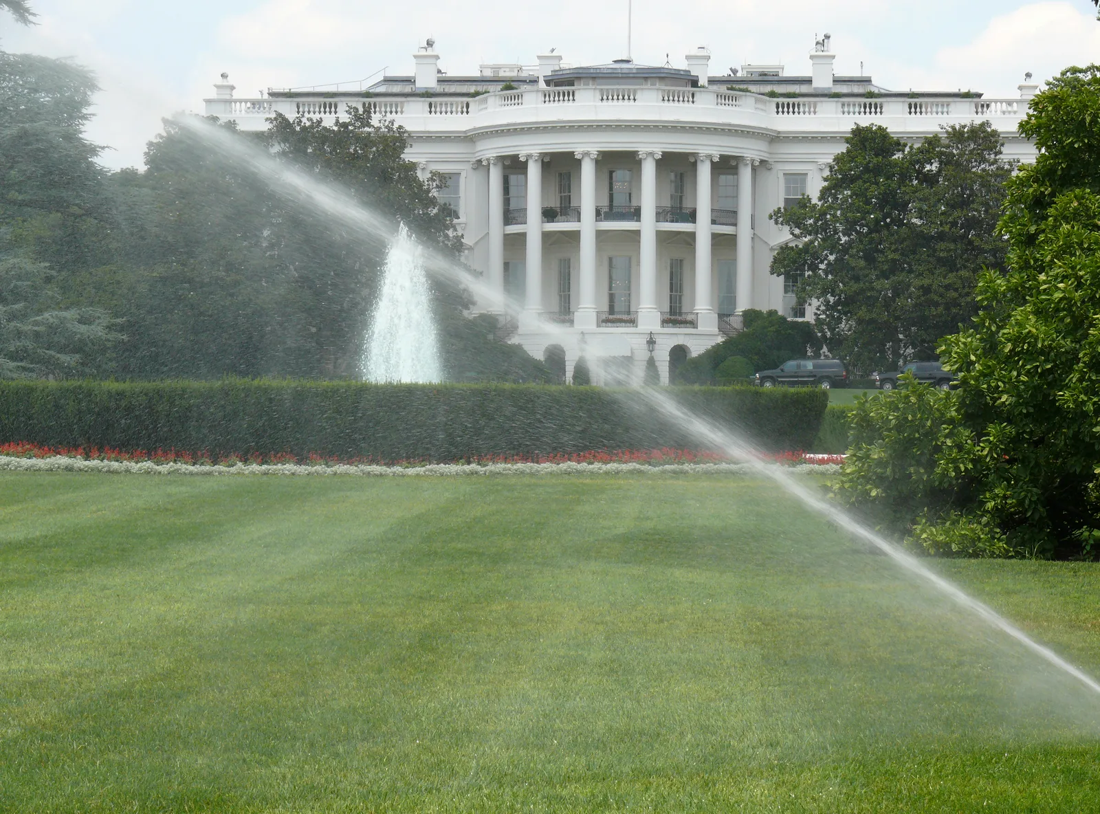 Washington'daki Beyaz Saray'ın güney cephesi ve önündeki Güney Çimenliği