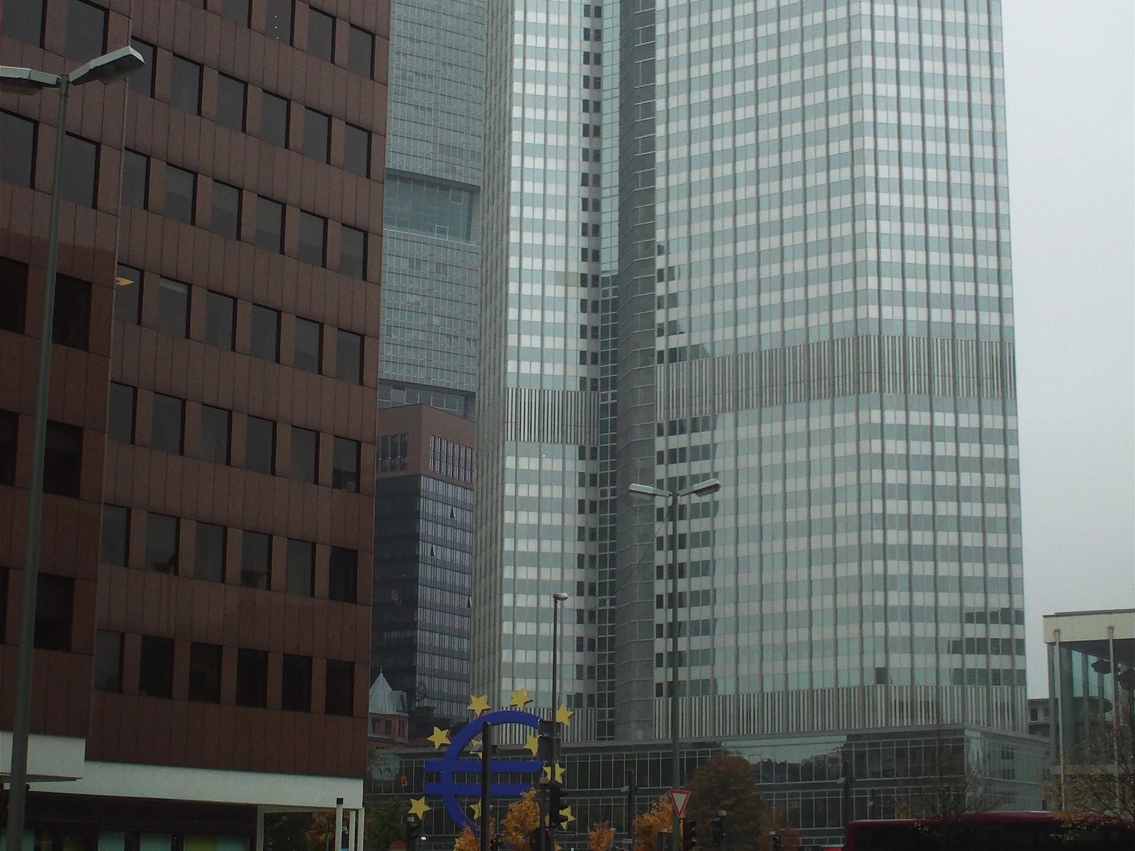 Frankfurt'ta Avrupa Merkez Bankası'nın eski genel merkezi Eurotower ve önündeki mavi euro işareti heykeli
