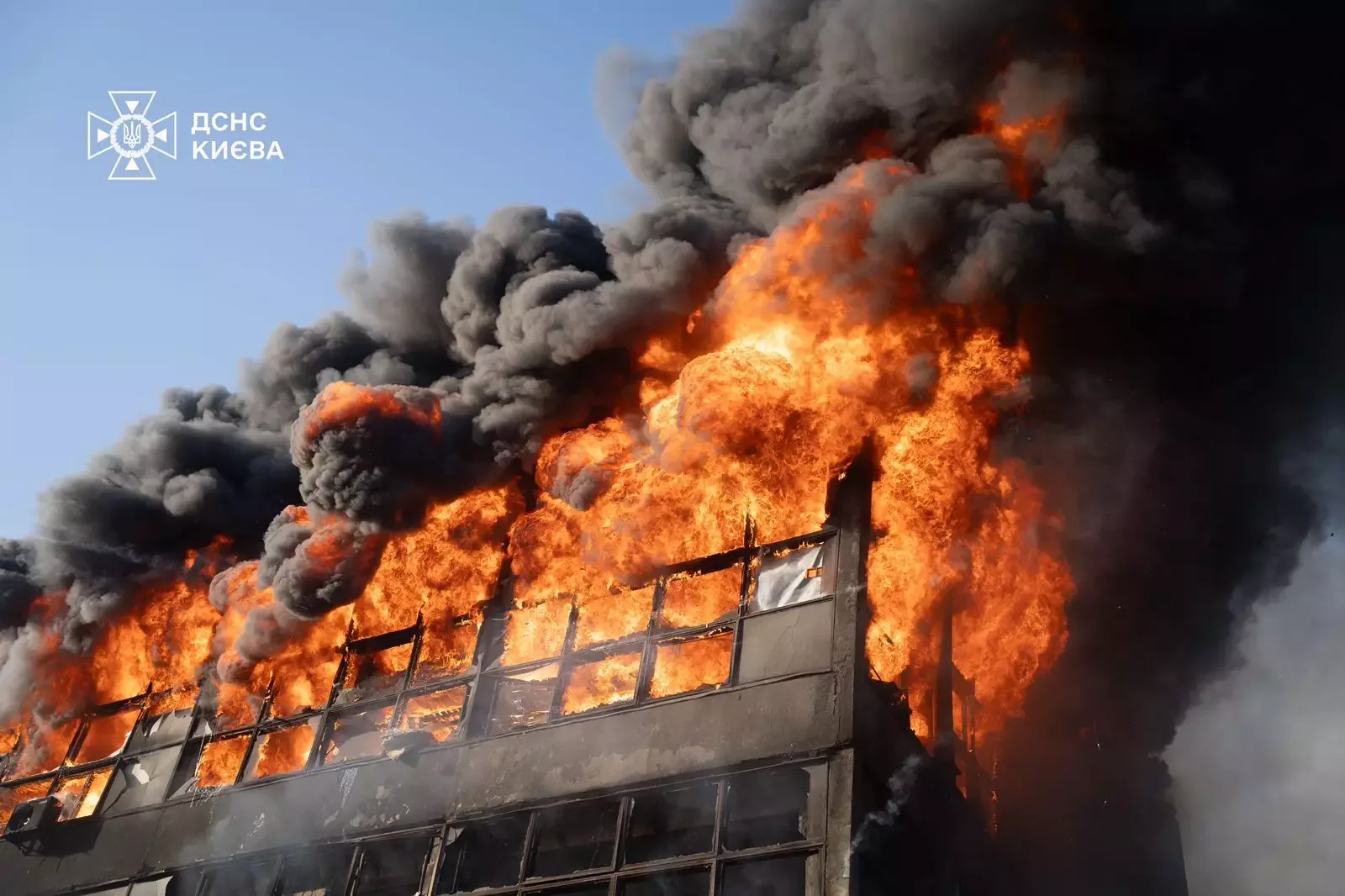 Kiev'de çok katlı bir binanın cephesinden yükselen alevler ve yoğun siyah duman