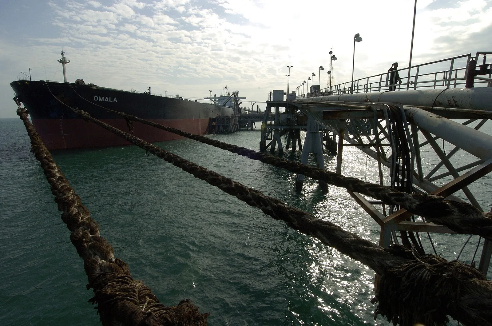 Basra Körfezi'nde açık deniz petrol terminalinin iskelesine halatlarla bağlı büyük ham petrol tankeri Omala