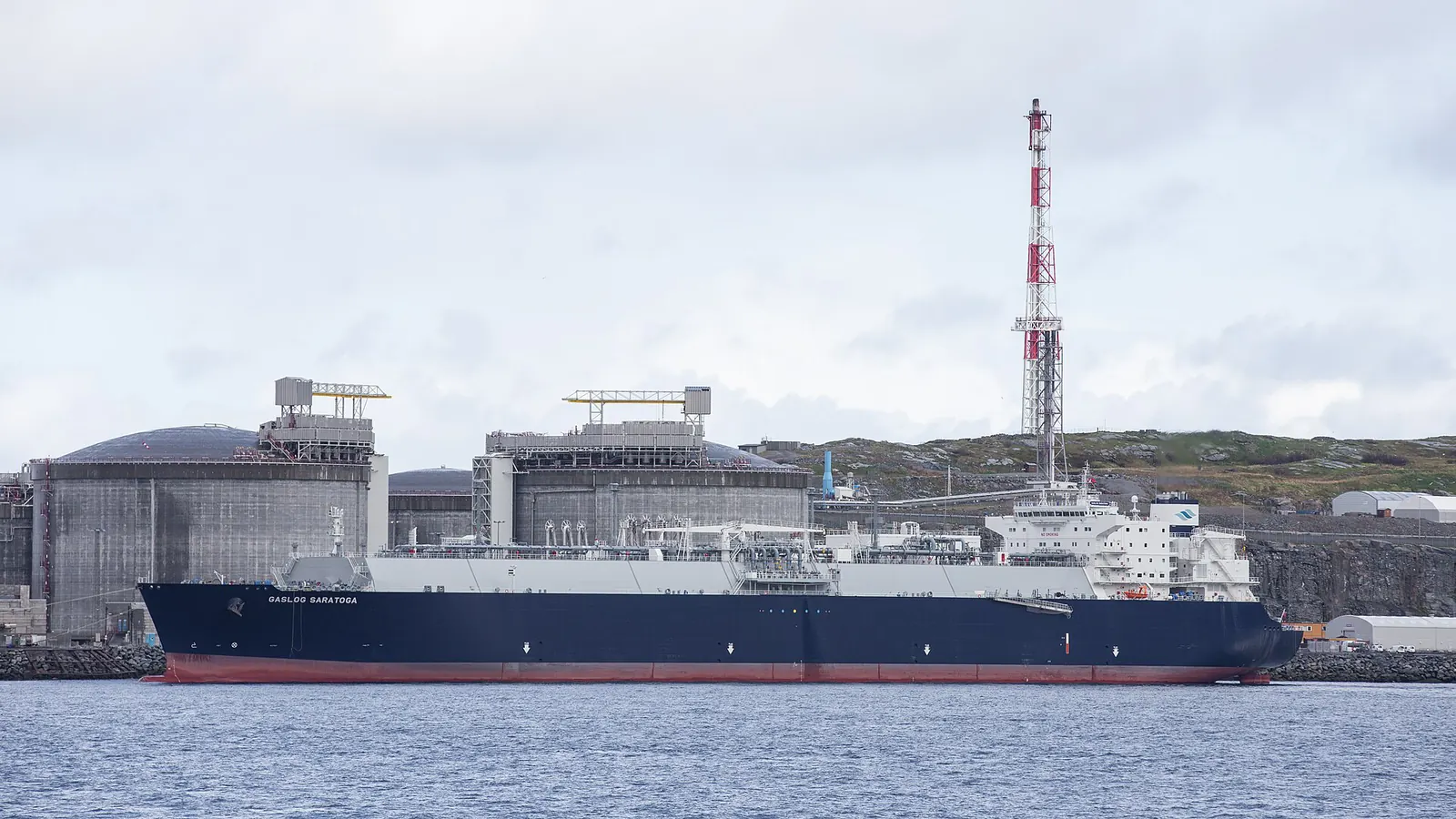 Газовоз Gaslog Saratoga у причала СПГ-терминала Мелькёйа