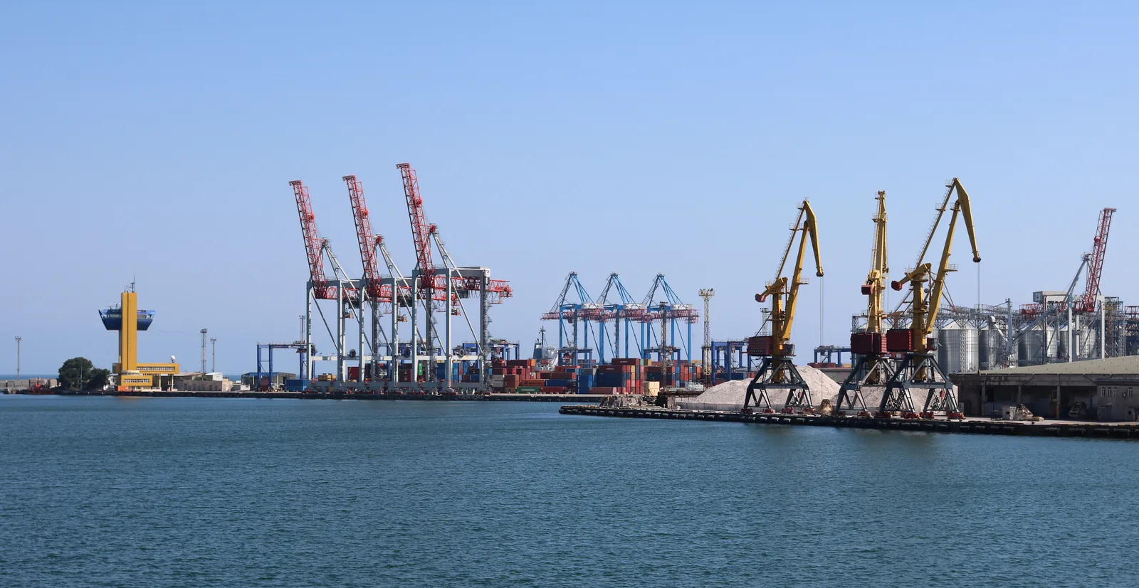 Контейнерные и грузовые краны вдоль причала Одесского морского торгового порта