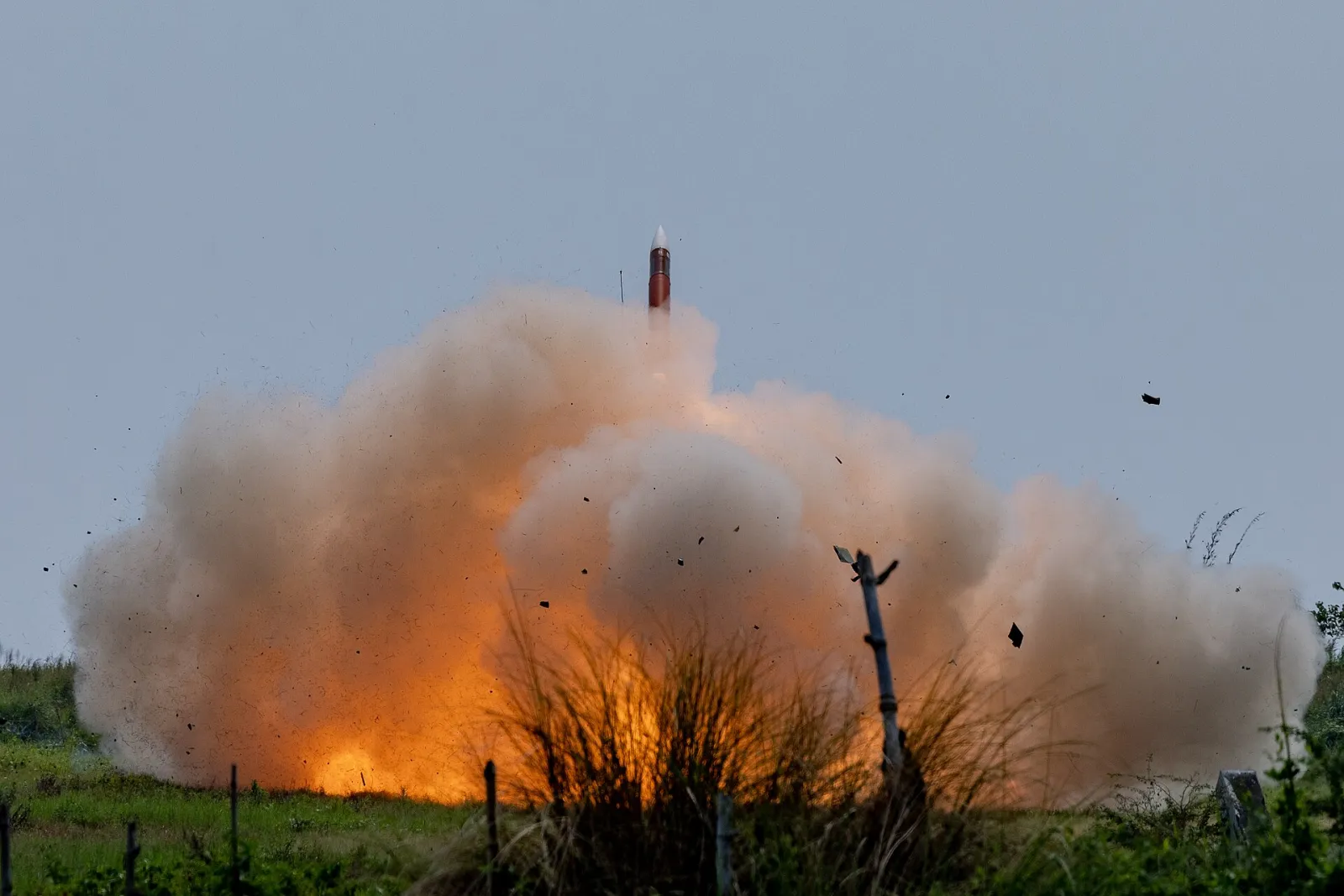 Зенитная ракета MIM-104 Patriot стартует с пусковой установки в дыму и пламени