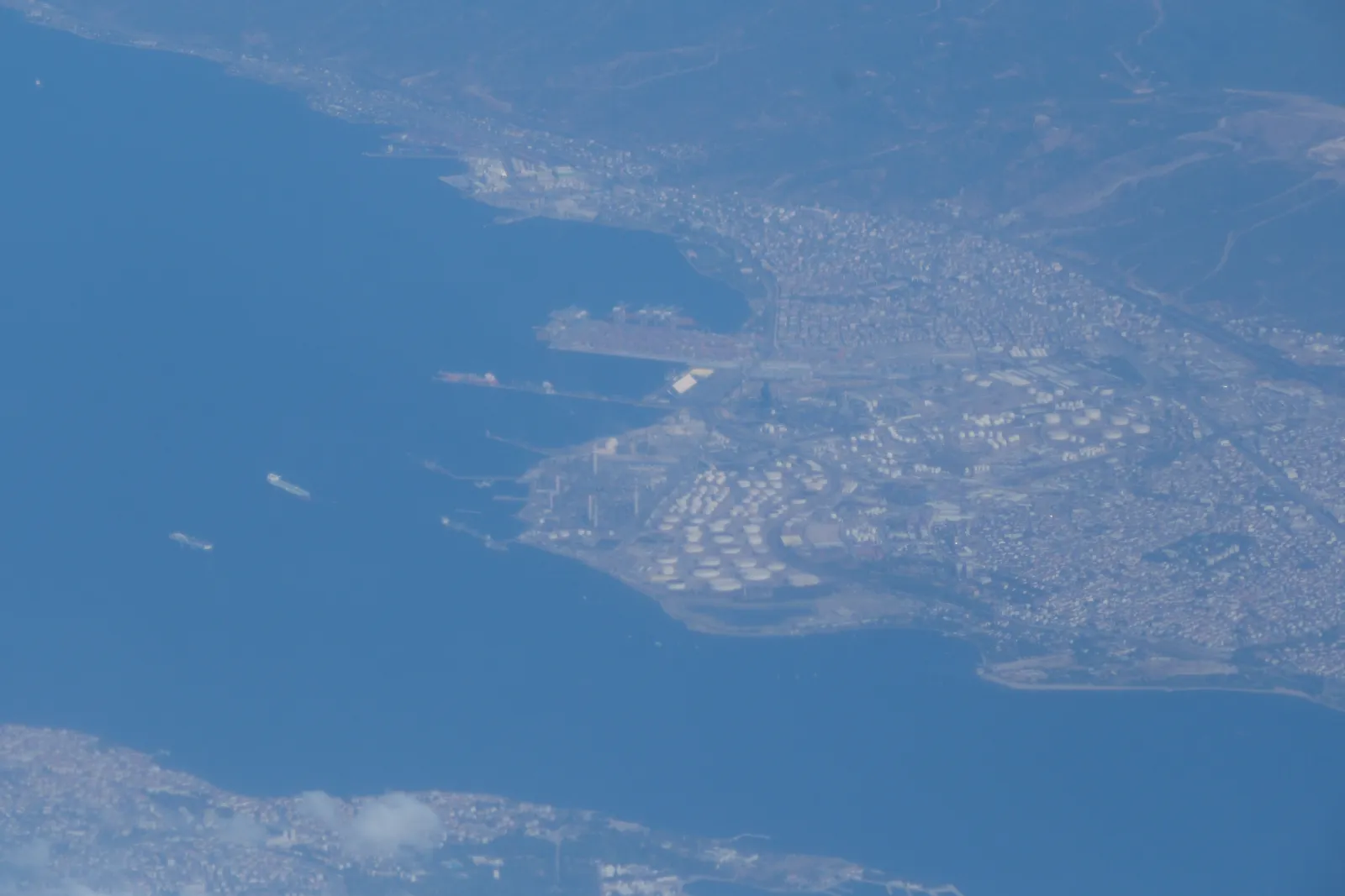 Aerial view of the Tüpraş refinery on the Gulf of İzmit, with its storage tanks and jetties